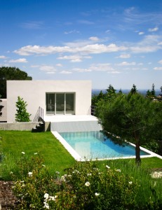 vista de una casa ÁBATON con su jardín y piscina