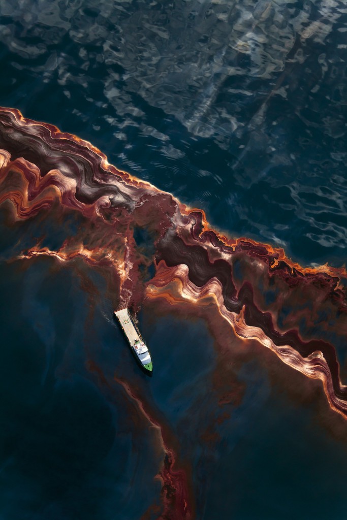 Louisiana (USA). May 6th, 2010. Aerial view of the oil leaked from the Deepwater Horizon wellhead, the BP leased oil platform exploded April 20 and sank after burning. Leaking an estimate of more than 200,000 gallons of crude oil per day from the broken pipeline to the sea. Eleven workers are missing, presumed dead. Photo by Daniel Beltra/Greenpeace