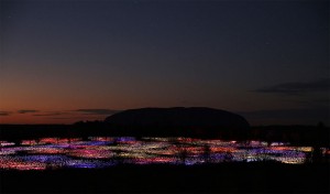 Vista panorámica de instalacion luminica de Bruce Munru en Uluru, Australia