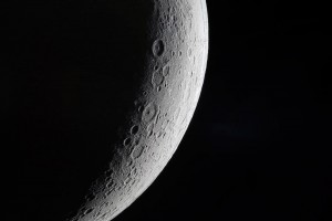 Detalle de la luna del proyecto de oscar lhermitte