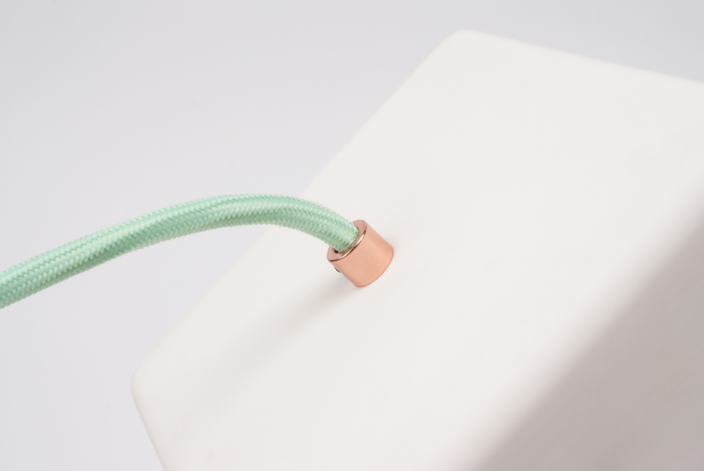 Detalle de Focal Point con cable trenzado en un atípico color verde menta