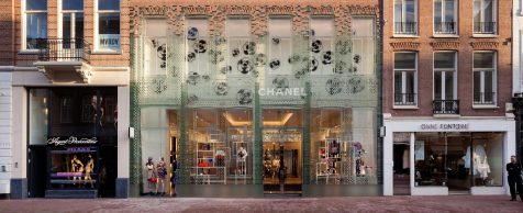 Chanel Ámsterdam recibe a sus clientes con ladrillos de cristal