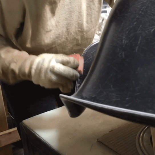 Detalle del lijado de la silla Shell para conseguir una textura suave al tacto