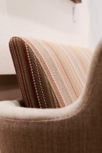 Detalle del tapizado del sofá 57 de finn juhl diseñado por paul smith