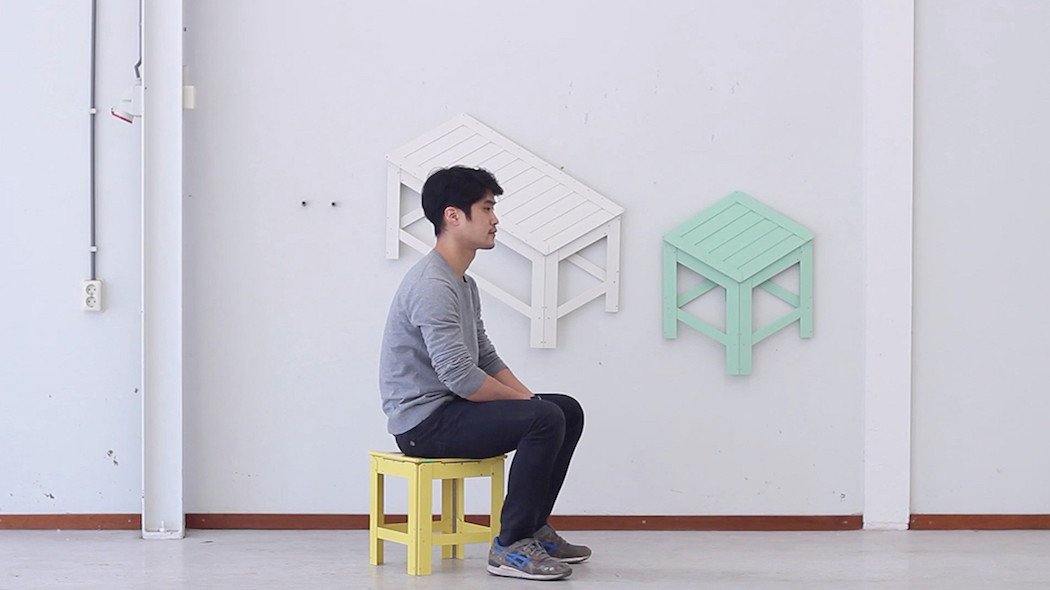 Jongha Choi sentado en una silla del proyecto De-Dimension 