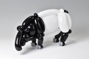 tapir hecho con globos de masayoshi matsumoto