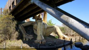 oscar gigante de madera bajo el puente