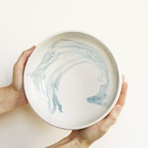 plato de cerámica oceano con remolino de helen levi