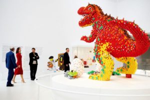 dinosarurio en color rojo en Lego House