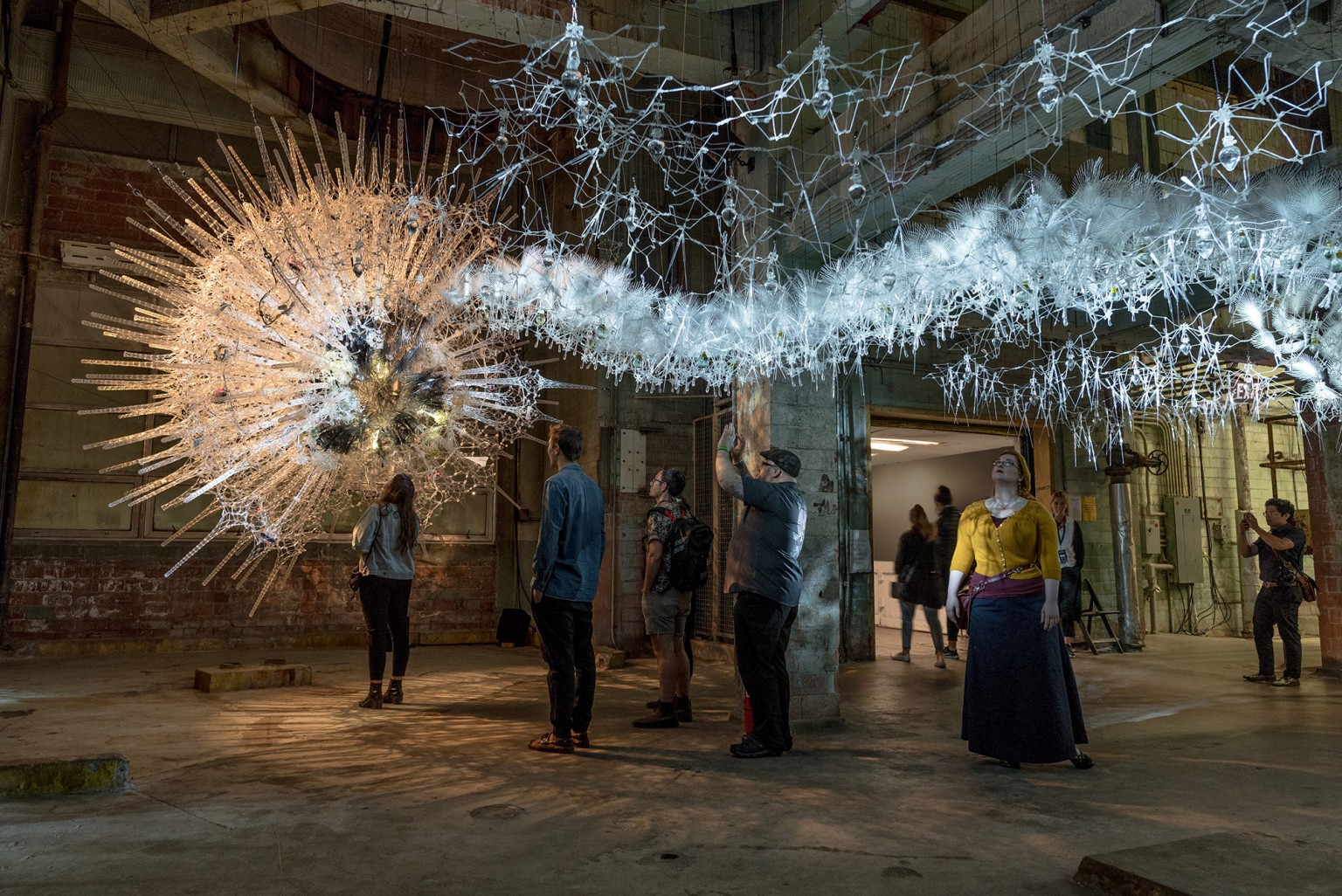 Astrocyte instalacion del artista plástico y arquitecto canadiense Philip Beesley 