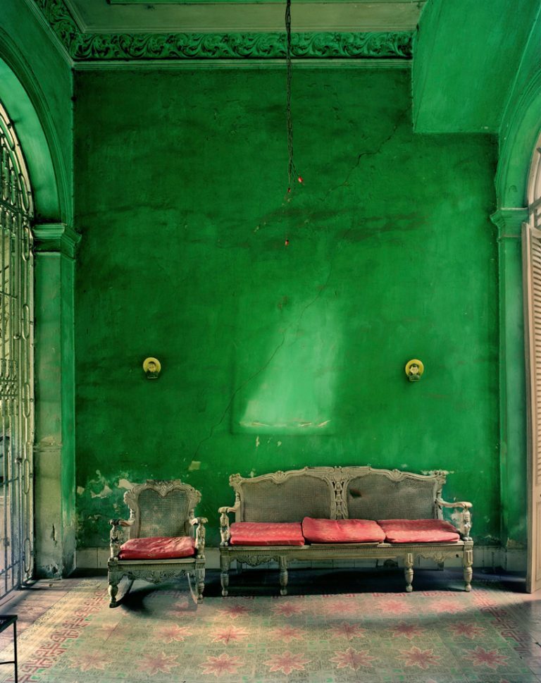 pared verde en edificio abandonado en La Havana