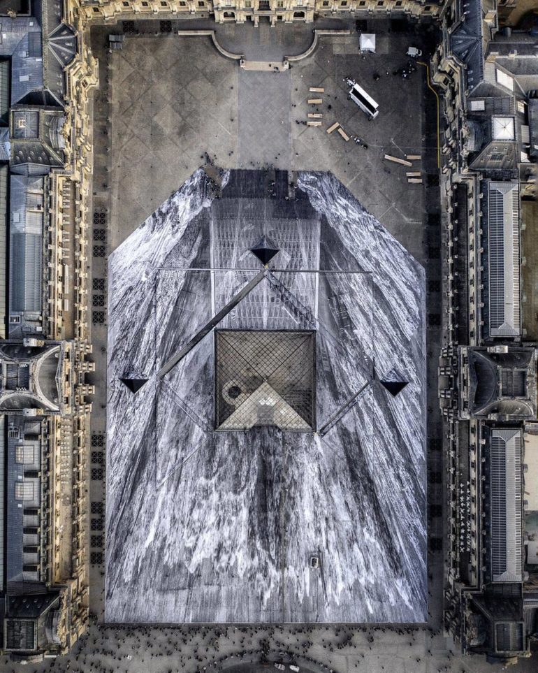 imagen de la pirámide que parecía emerger radiante de una colosal cantera