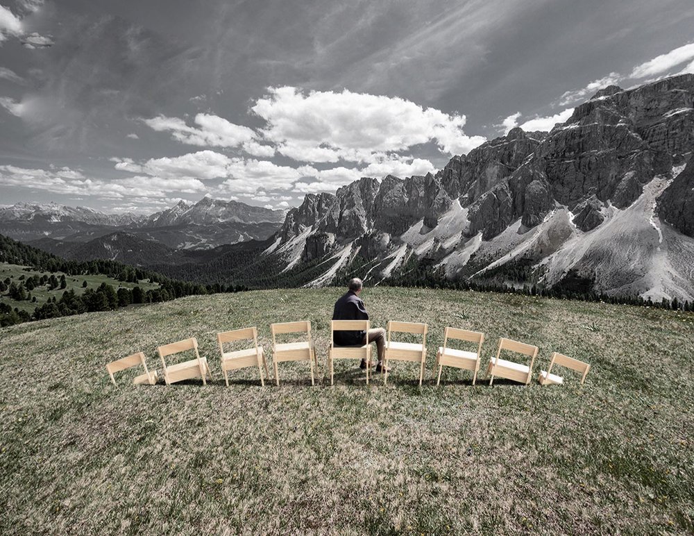 junin, serie de sillas que emergen y se sumergen mirando a los Dolomitas