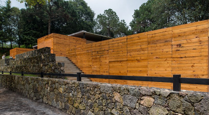 muros de contencion escalera de hormigon y madera natural