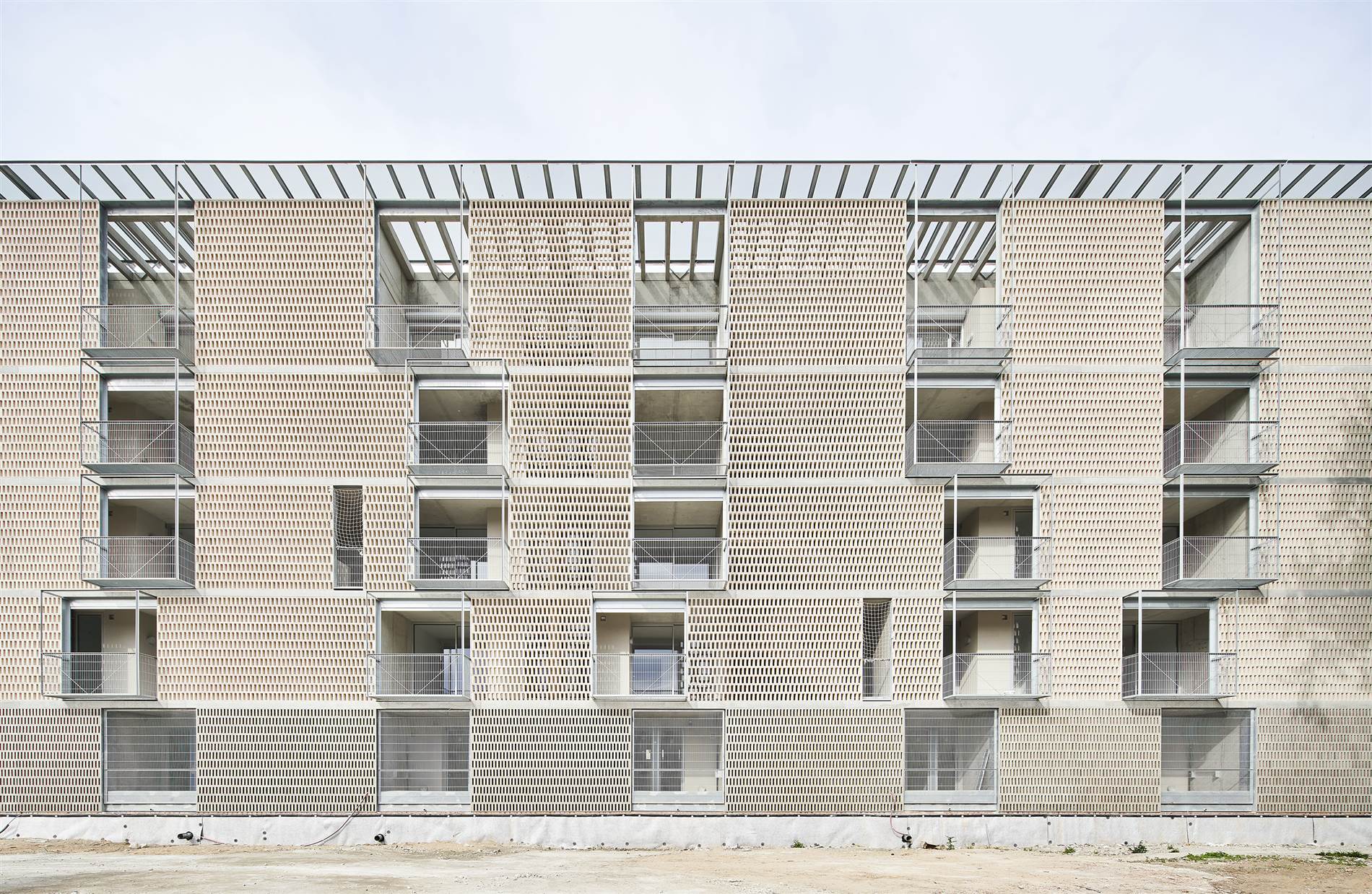 54 Viviendas Sociales en Bon Pastor, un proyecto llevado a cabo por el estudio Peris+Toral Arquitectes y Jaime Pastor en Barcelona. Fachada
