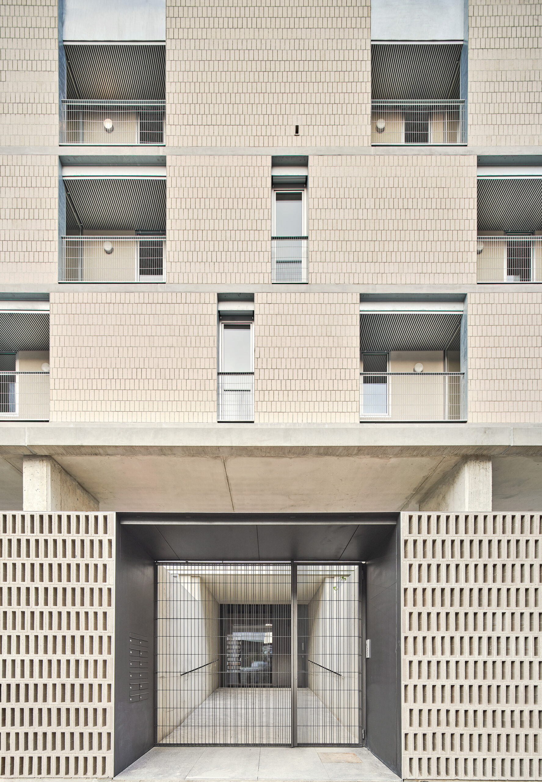 54 Viviendas Sociales en Bon Pastor, un proyecto llevado a cabo por el estudio Peris+Toral Arquitectes y Jaime Pastor en Barcelona. Detalle de fachada y acceso imagen vertical