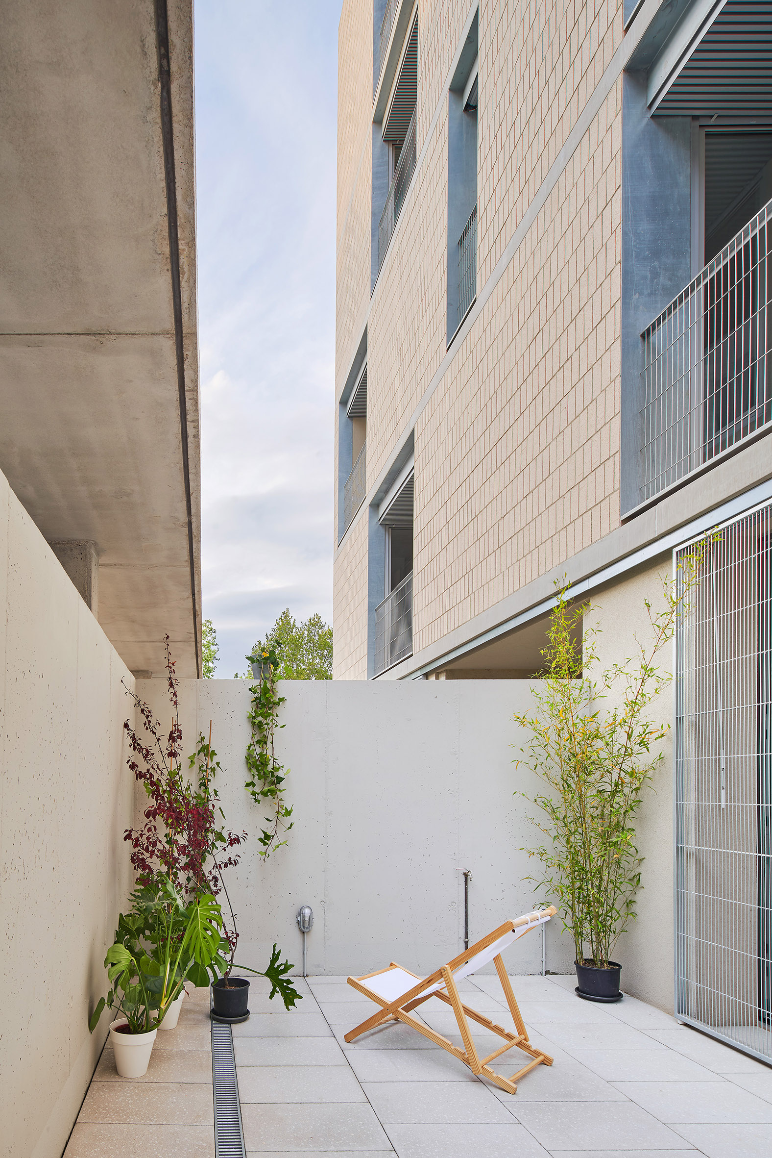54 Viviendas Sociales en Bon Pastor, un proyecto llevado a cabo por el estudio Peris+Toral Arquitectes y Jaime Pastor en Barcelona. Detalle patio interior
